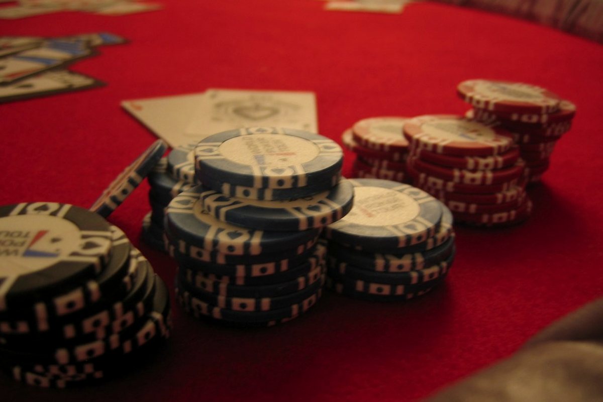 Bàn casino với chồng phỉnh cược
